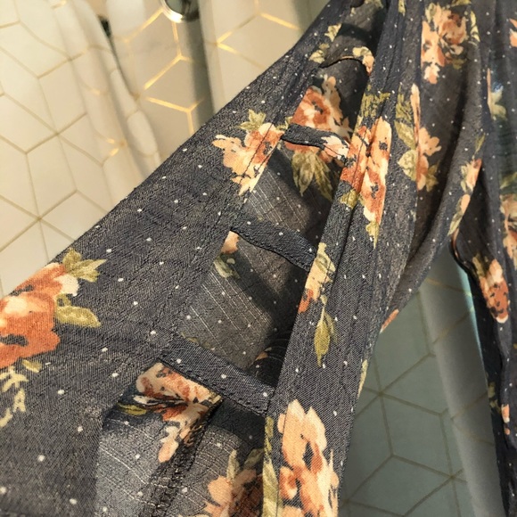 Flower blouse with arm cutout details. - Picture 3 of 4